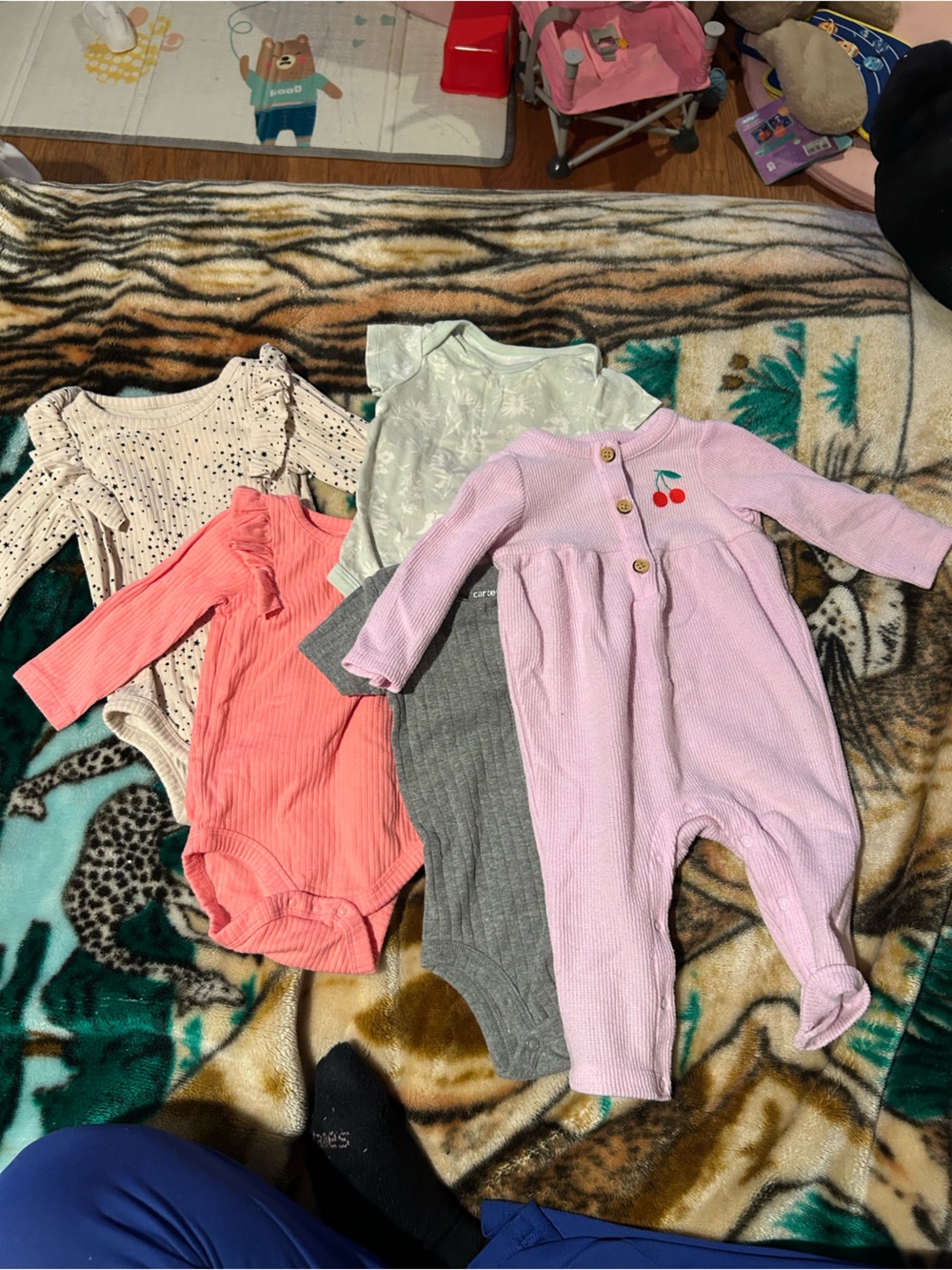 Bundle of 5 onesie pieces